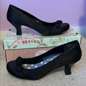 Black pumps with bow detail